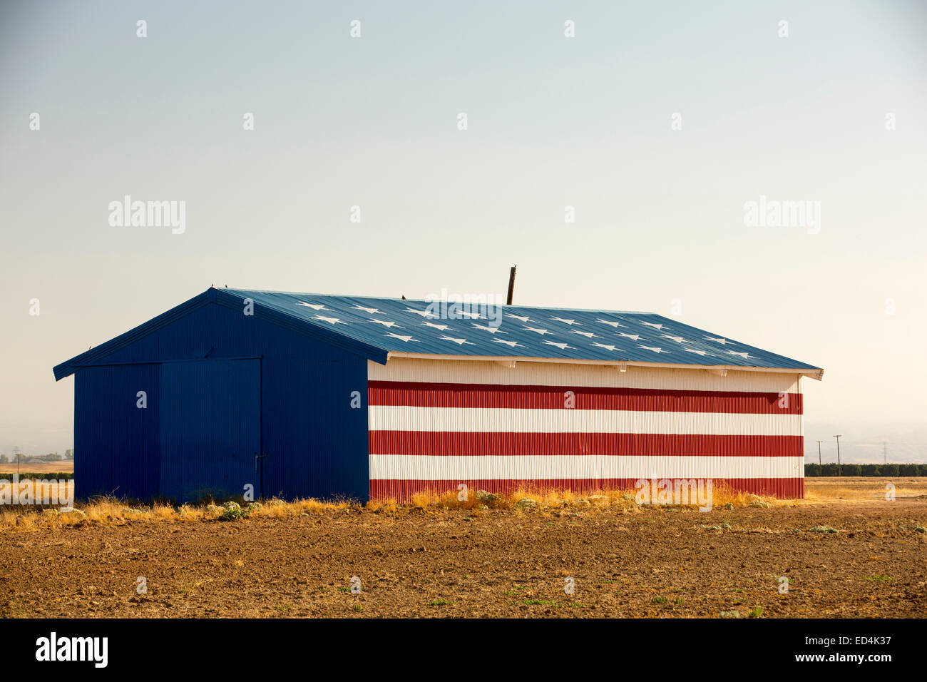 Eine patriotische Landwirte Scheune in der Nähe von Fresno, Kalifornien, USA. Stockfoto