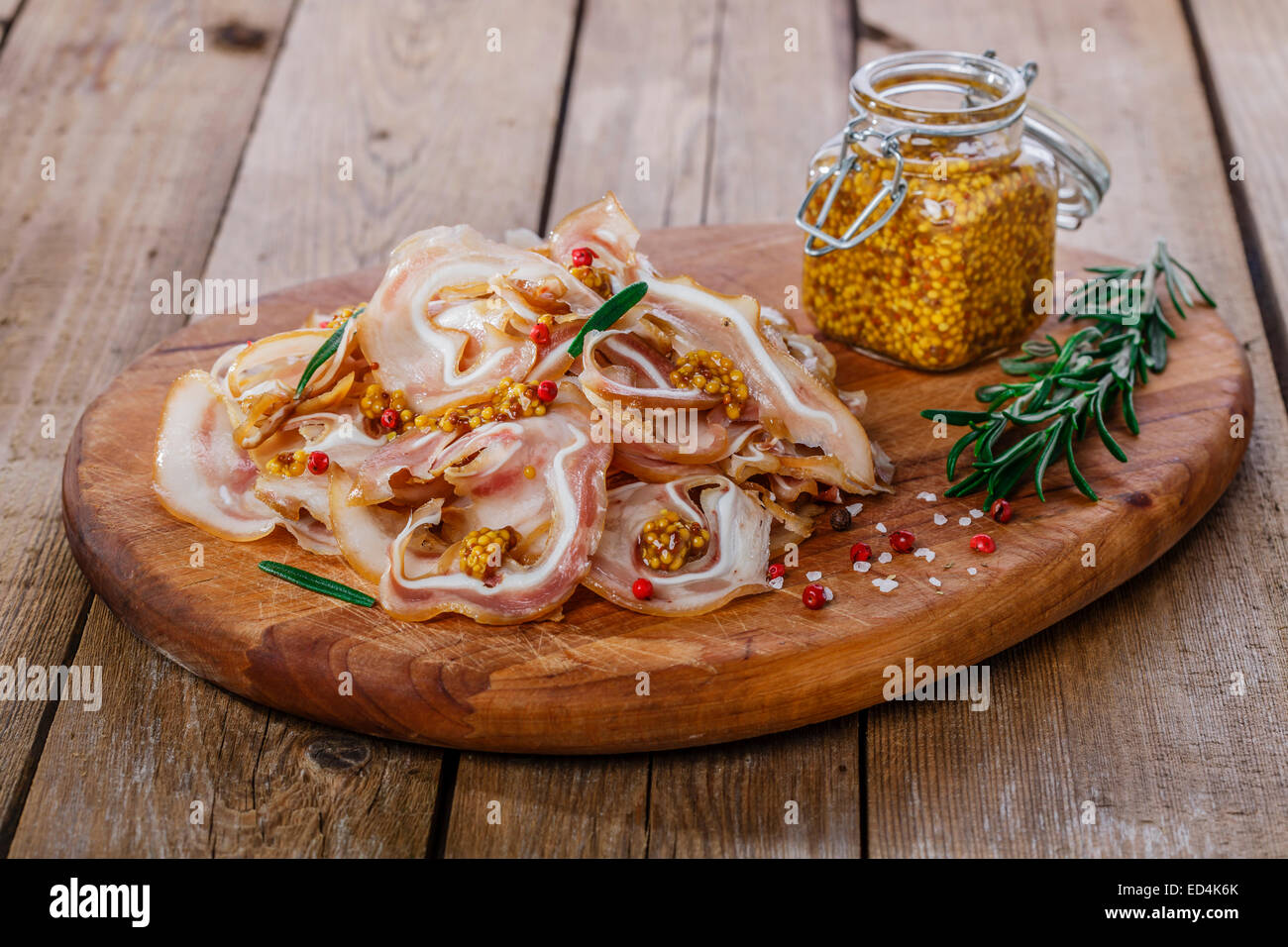 Geräucherte Schweineohren geschnitten mit Dijon-Senf Stockfoto