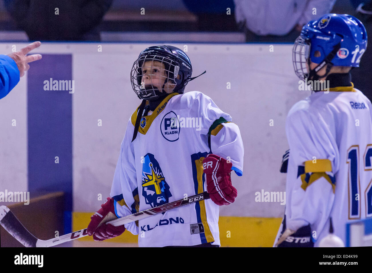 Baby-Eishockey-Spieler bekommen coaching Stockfoto