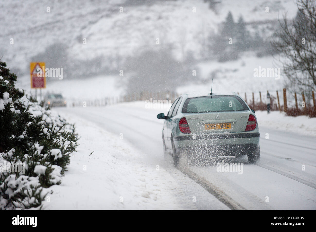 Denbighshire, Wales, UK. 27. Dezember 2014. Ein Allradfahrzeug unterwegs Abstieg vom The Horseshoe Pass, Denbighshire A542. Bildnachweis: Graham M. Lawrence/Alamy Live-Nachrichten. Stockfoto