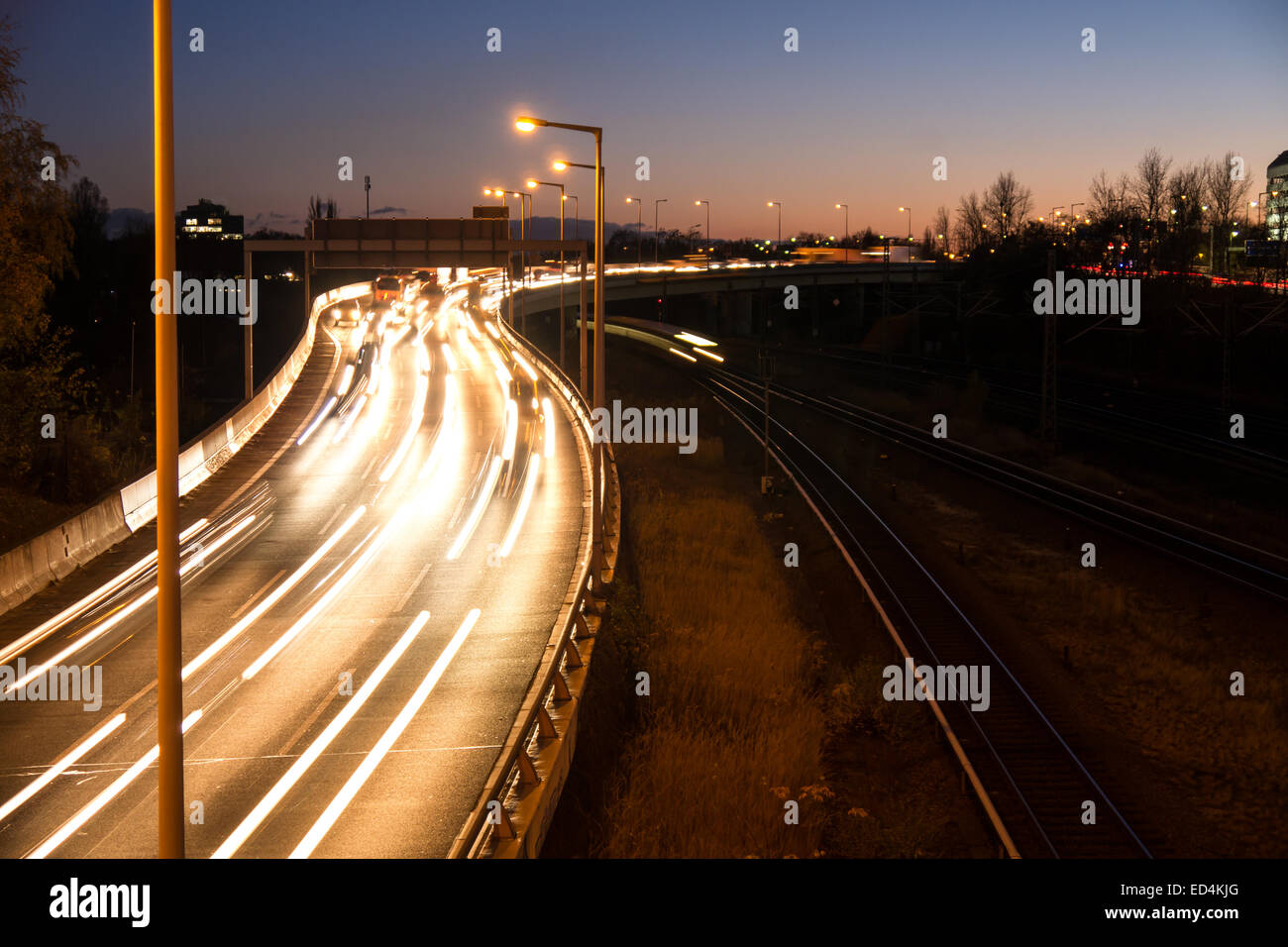 Auto Autobahn im Abendlicht Stockfoto