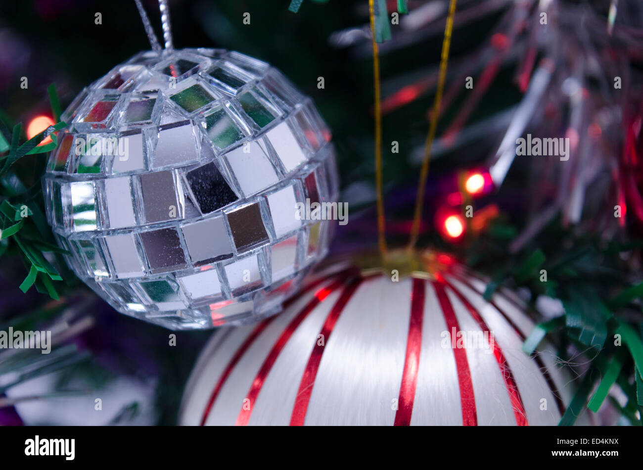 Weihnachten-Discokugel auf einer Tanne Stockfoto