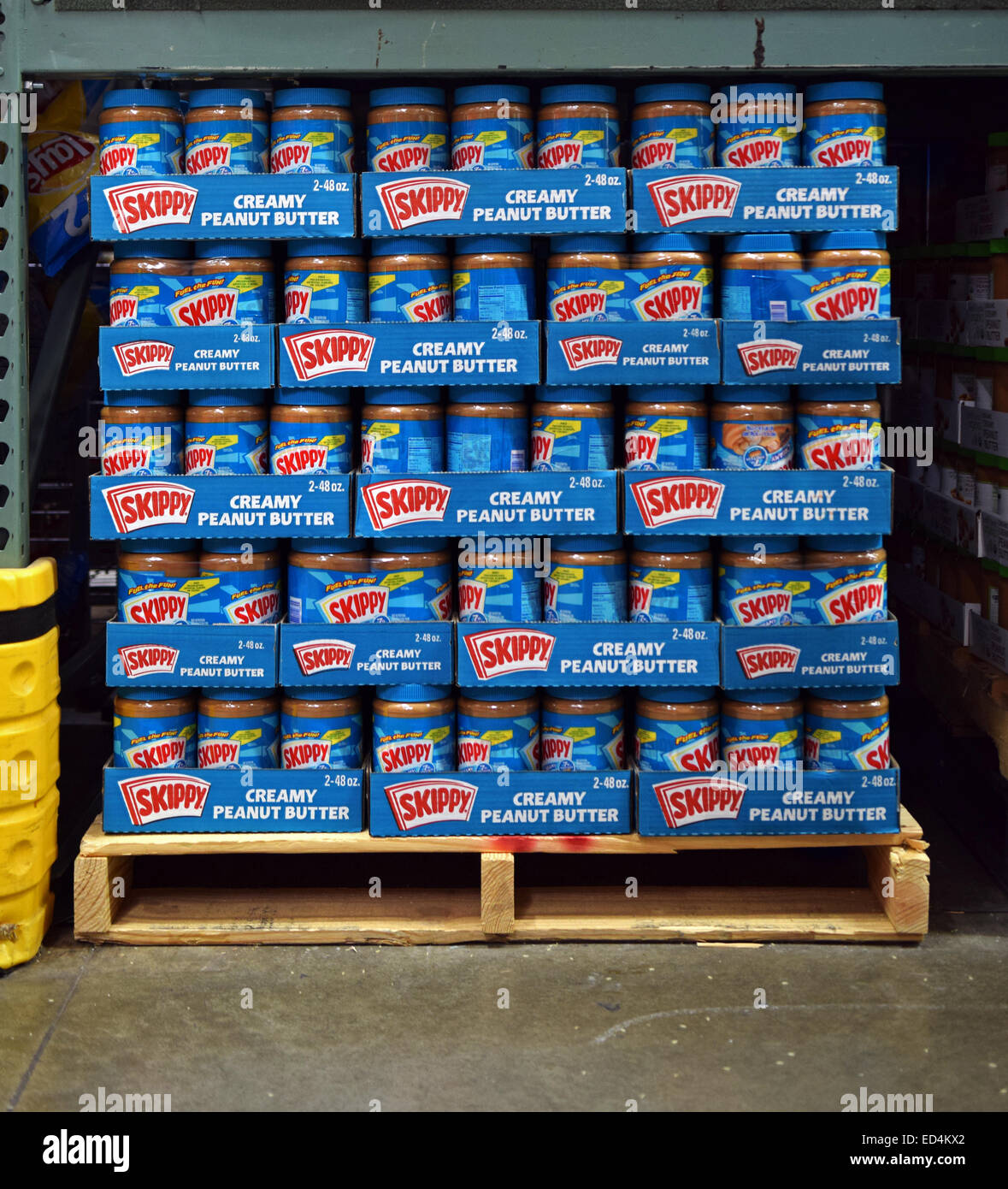 Große Gläser Skipp cremige Erdnussbutter zum Verkauf an BJ's Wholesale Club in Whitestone, Queens, New York. Stockfoto