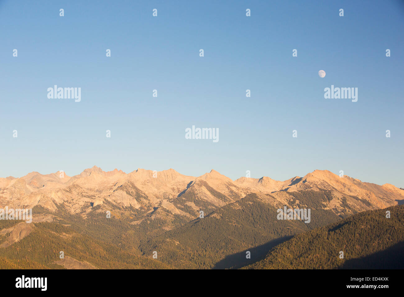 Bergkette Blick vom Gipfel des Moro Rock einen Granit Felsen Aussichtspunkt im Sequoia National Park, Yosemite, USA. Stockfoto