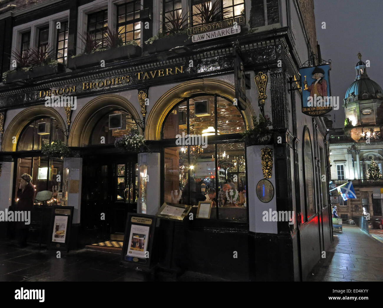 Diakon Brodies Taverne, Royal Mile, Edinburgh, Schottland in der Abenddämmerung Stockfoto