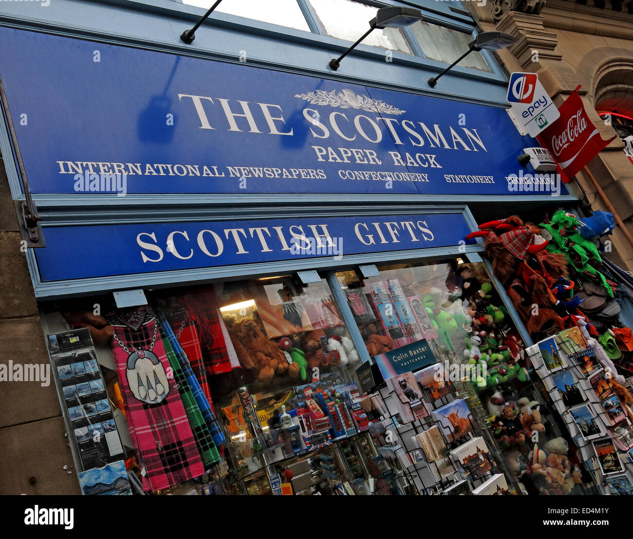 The Scotsman Newsagent and Paper Rack, Cockburn St Edinburgh, Schottland, Großbritannien Stockfoto