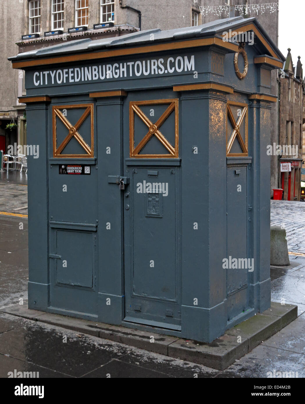 Victorian Police Box, jetzt City of Edinburgh Tour Tardis, High St, Schottland, Großbritannien Stockfoto