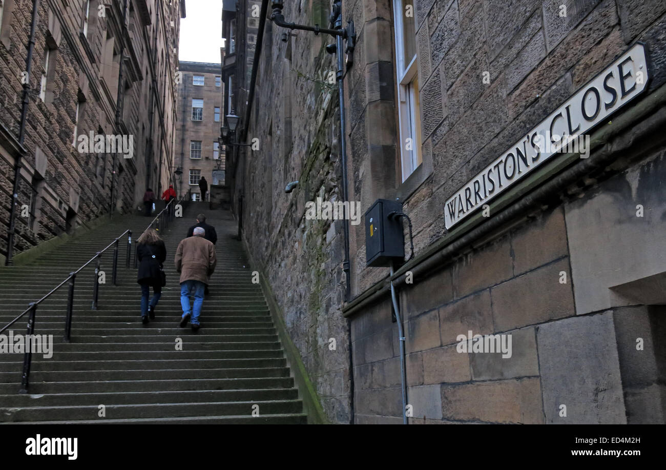 Steile Treppen hinauf Warristons Close, Edinburgh, mit zwei Fußgängern, Schottland, Großbritannien, EH1 1PG Stockfoto