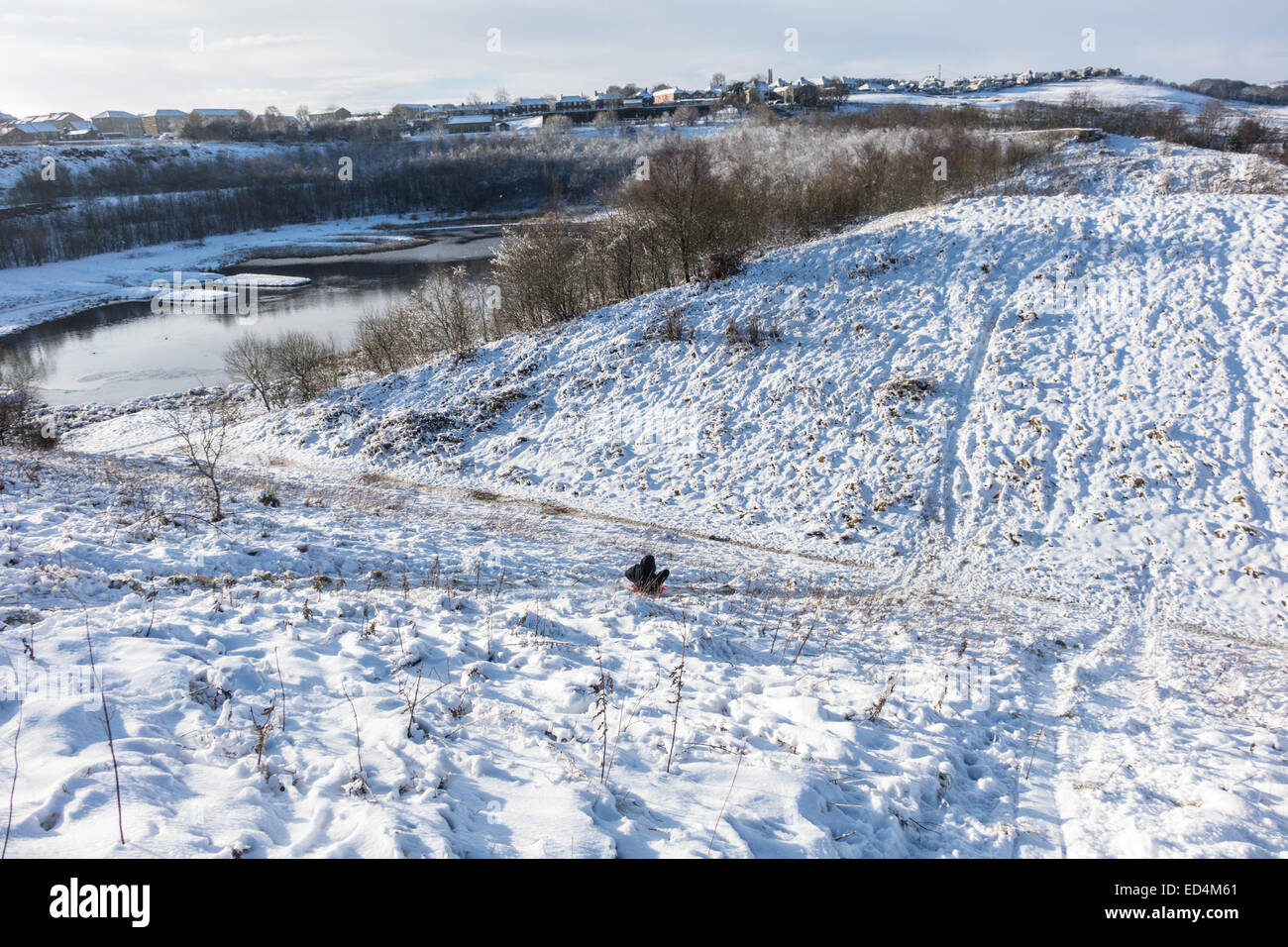 Bradford, Yorkshire, Großbritannien. 27. Dezember 2014. Stadtteil erwachte zu einem kalten, eisigen und schneebedeckten Morgen mit blauem Himmel. Verkehrsprobleme wurden gestern Abend mit vielen Leuten Verzicht auf Autos, gemeldet, obwohl wegen des Mangels an Verkehr wegen der Ferienzeit abstumpfender Besatzungen in der Lage waren, effizienter zu arbeiten. Das Met Office haben eine Eis-Warnung von 16:00 heute ausgestellt. Bildnachweis: Mick Flynn/Alamy Live-Nachrichten Stockfoto