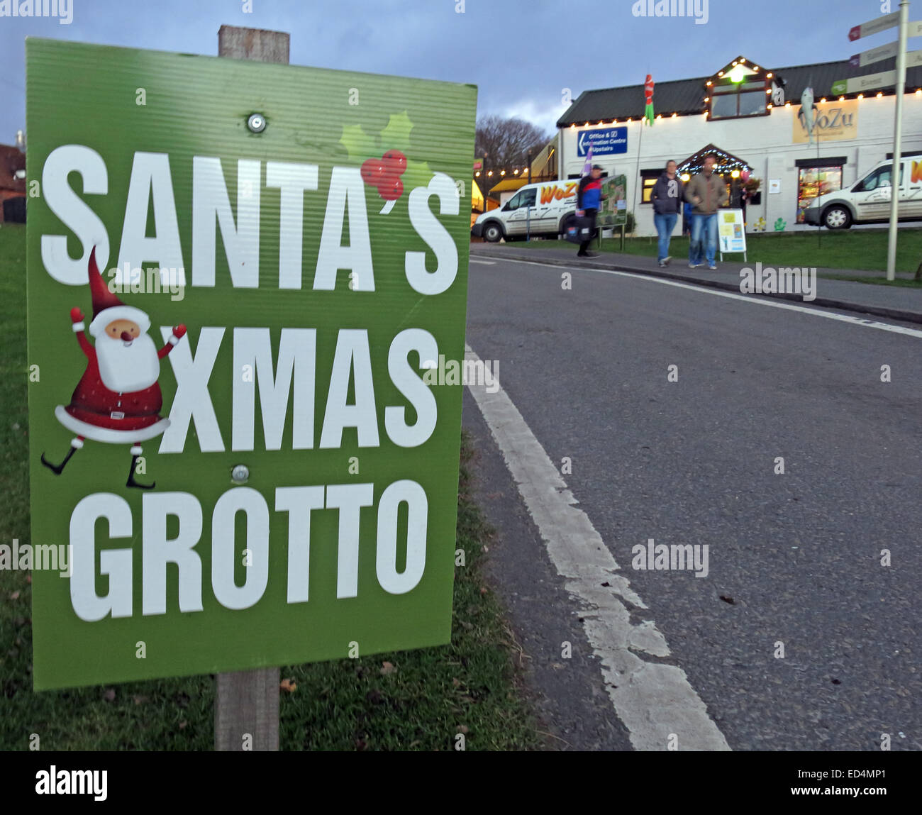 Weihnachtsmann Xmas Grotte Zeichen, weist uns den Weg am Straßenrand. Immer früher jedes Jahr Stockfoto