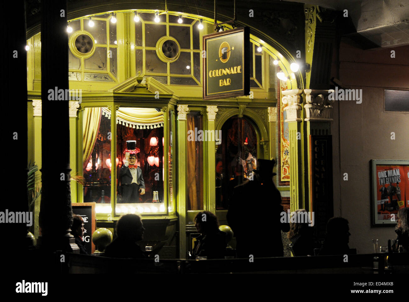 Brighton UK - Mann in der Silhouette Rauchen einer Zigarette außerhalb der Colonade Bar und Pub in New Road Stockfoto