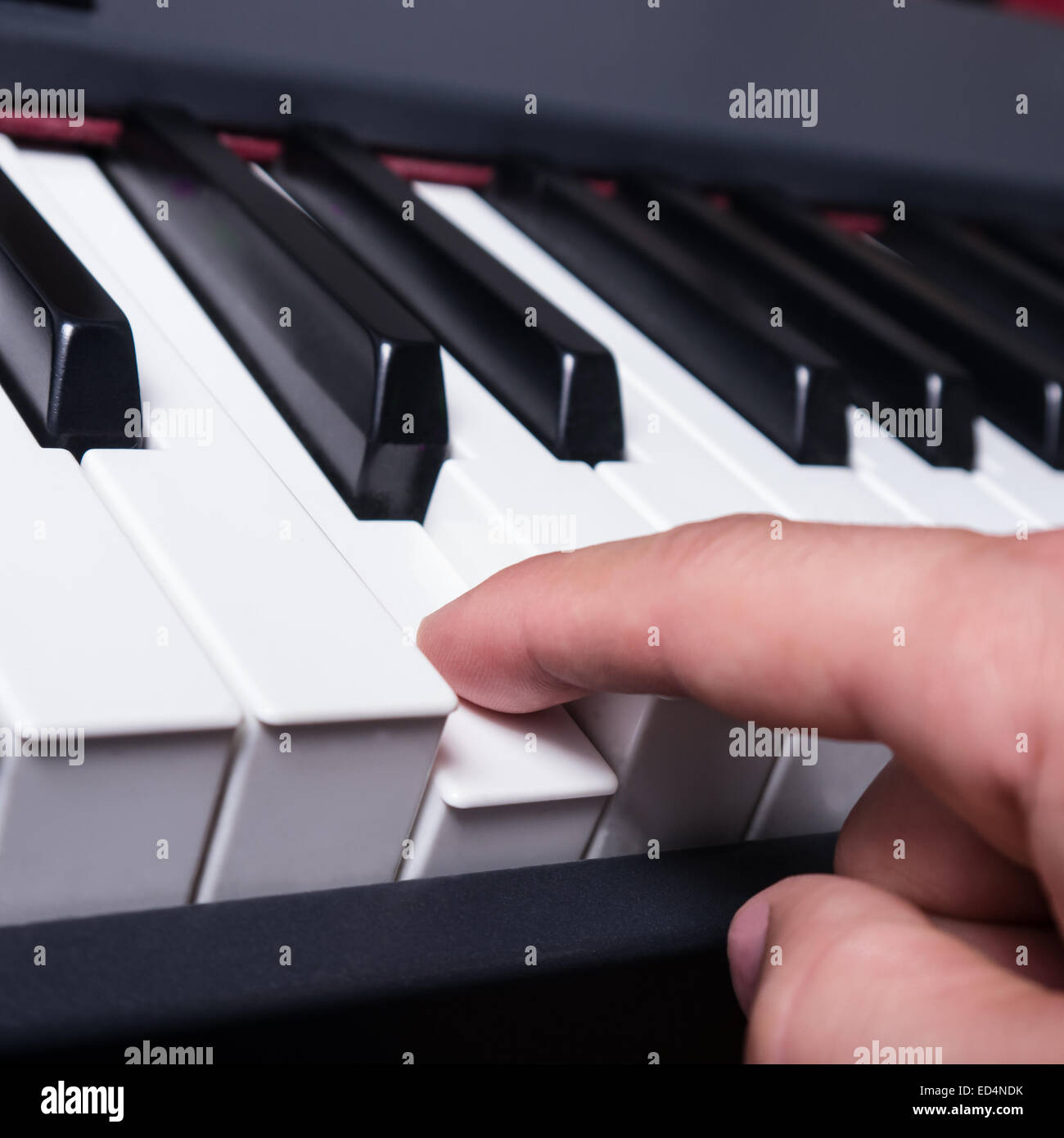 Klaviertaste und Hand auf c Stockfoto