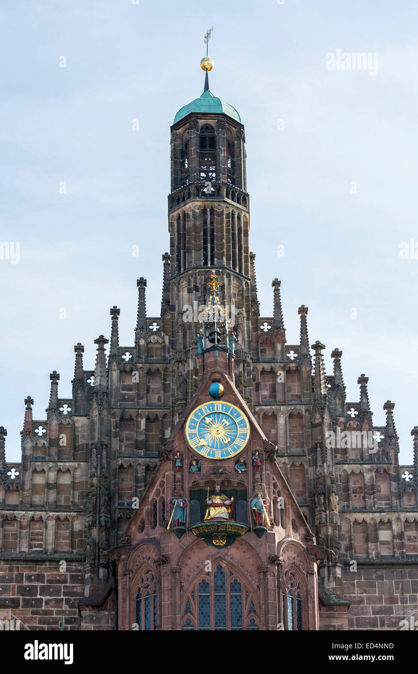 Detail der Schnitzereien an der Frauenkirche oder Frauenkirche Kathedrale auf dem Marktplatz, Nürnberg, Deutschland Stockfoto
