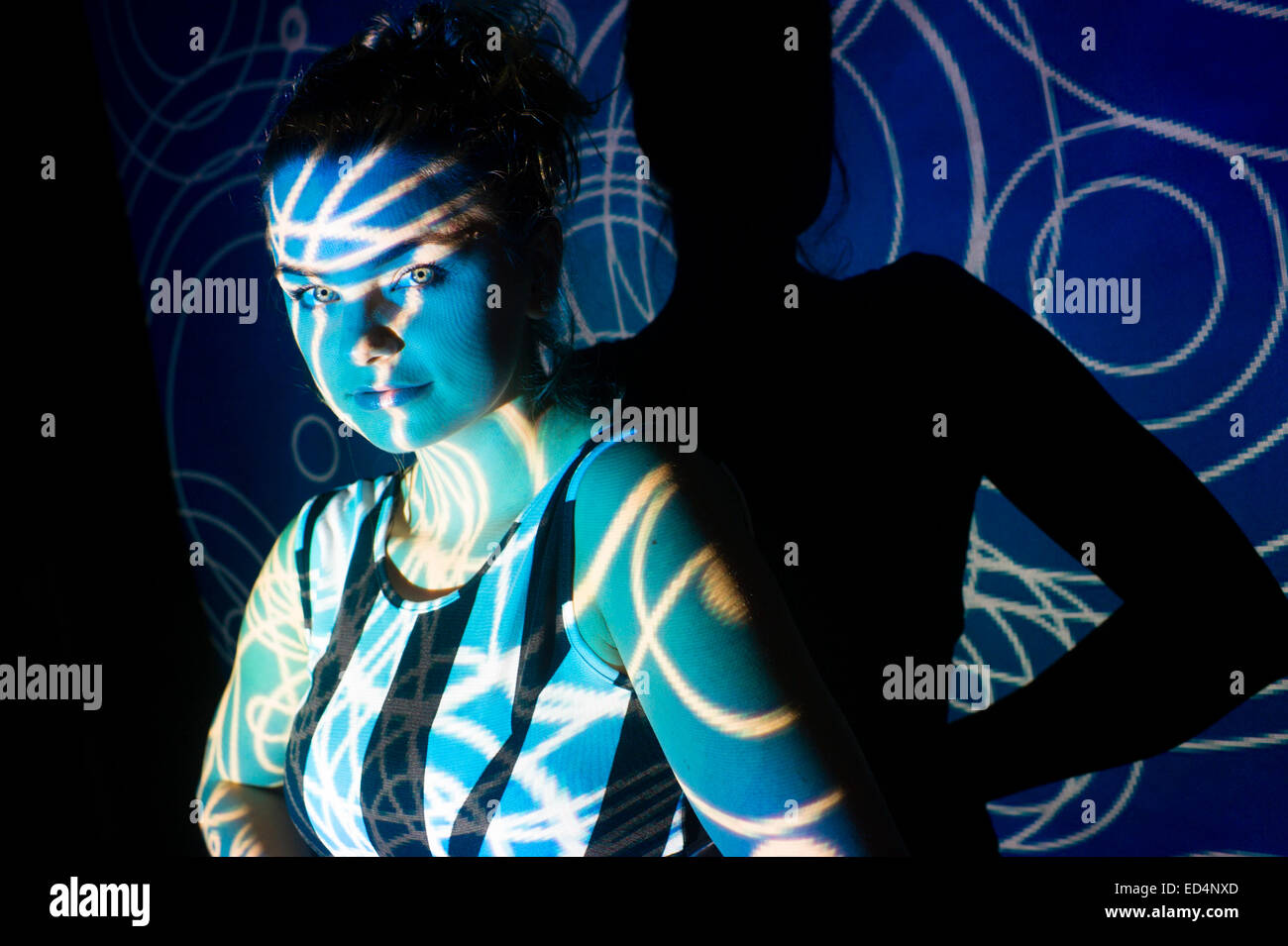 Digitale Kunst: eine junge Frau-Mädchen mit wirbelnden Digitalbild spiralförmig auf ihr Gesicht projiziert. Stockfoto