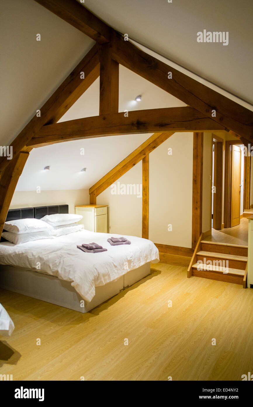 Inneneinrichtung, Schlafzimmer, Ty'n Rhyd - Eiche Holz strahlte 5 Sterne Luxus modernen Selbstversorger-Urlaubsunterkunft, Teufelsbrücke, Ceredigion Wales UK Stockfoto