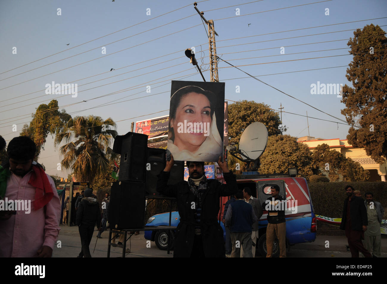 Rawalpindi, Pakistan. 27. Dezember 2014. Ein Mann hält ein Porträt der ehemaligen Pakistan premier Benazir Bhutto am Standort ihrer Ermordung in Rawalpindi, Pakistan, 27. Dezember 2014. Am 27. Dezember 2007 wurde Bhutto ermordet nach einer Wahlkampf-Kundgebung am Liaqat Bagh Park in Rawalpindi. Bildnachweis: Ahmad Kamal/Xinhua/Alamy Live-Nachrichten Stockfoto