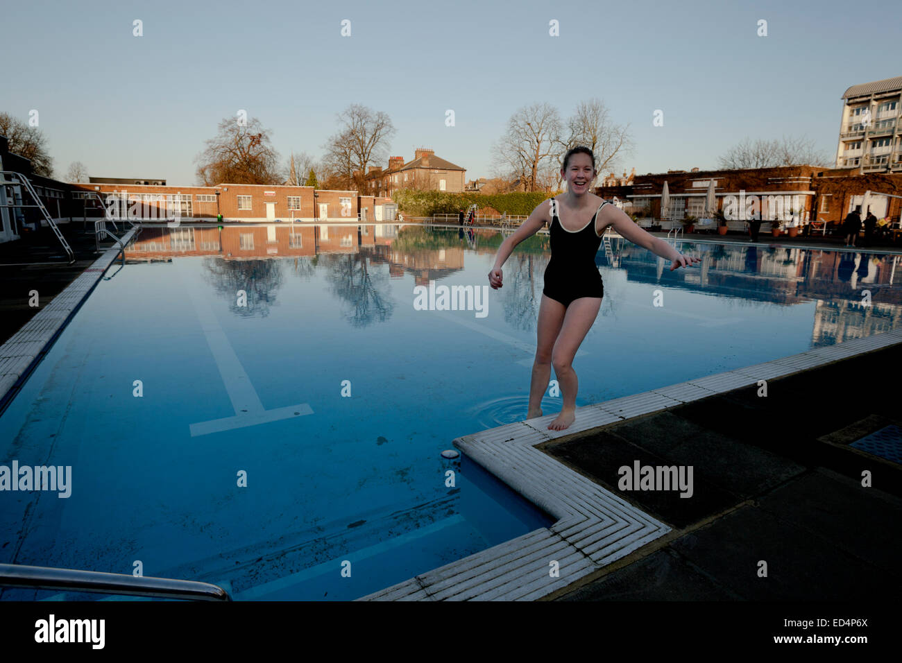 Kaltem Wasser schwimmen im Brockwell Lido in Brixton, London Stockfoto