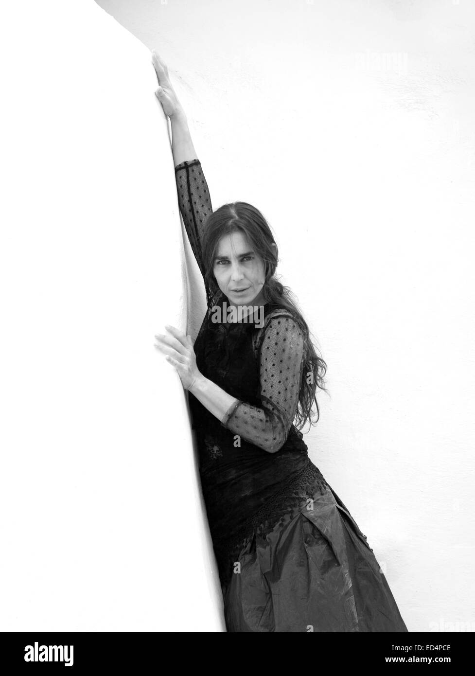 Flamenco-Tänzerin in den Ruinen der alten Kirche, Fuerteventura, Betancuria Stockfoto