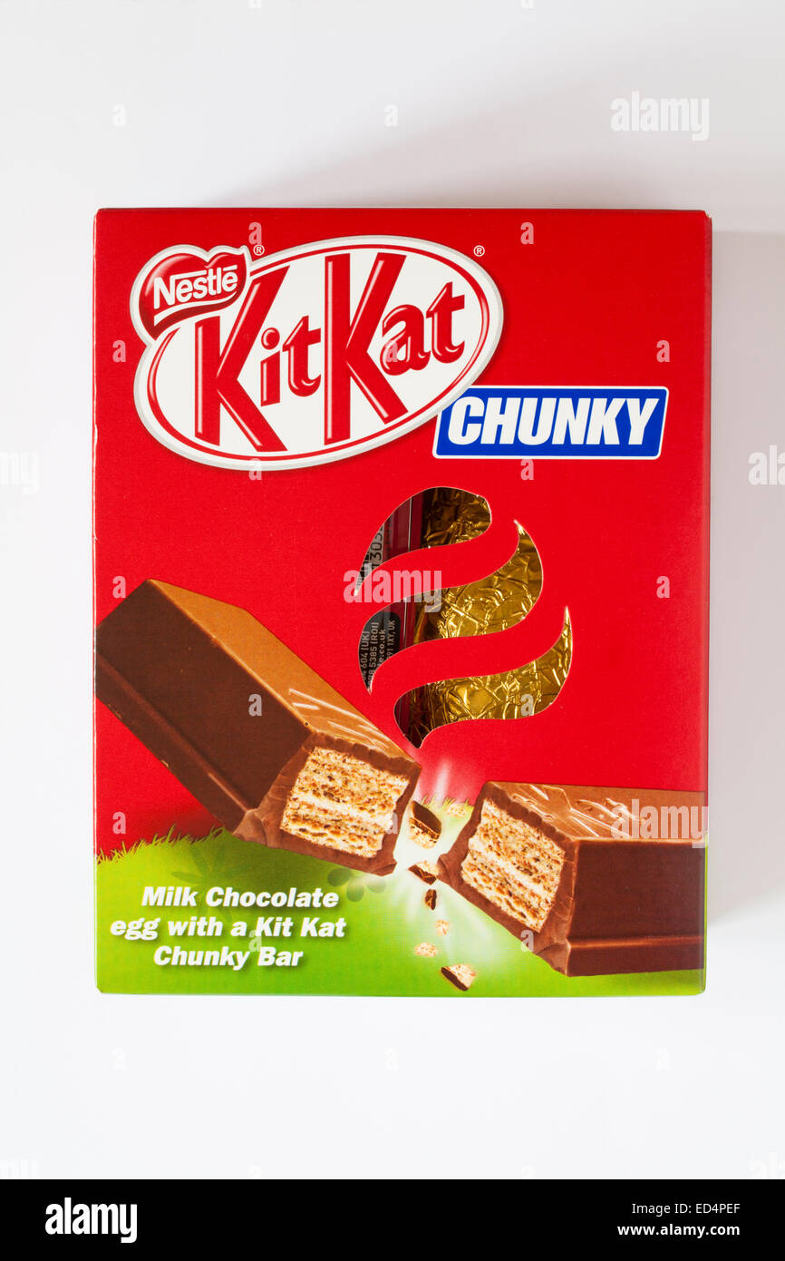 Nestle Kitkat Chunky Osterei - Milchschokolade Ei mit Kitkat Chunky Balken auf weissem Hintergrund - bereit für Ostern Stockfoto