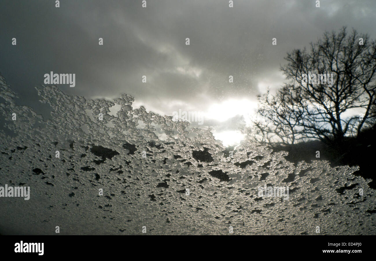 Carmarthenshire, Wales, UK. 27. Dezember 2014.  Ein Tag Graupel Schauer, dunklen Himmel wechselt sich mit periodischen Aufhellungen der frischen kalten Winterwetter in Carmarthenshire, Wales UK. Bildnachweis: Kathy DeWitt/Alamy Live-Nachrichten Stockfoto