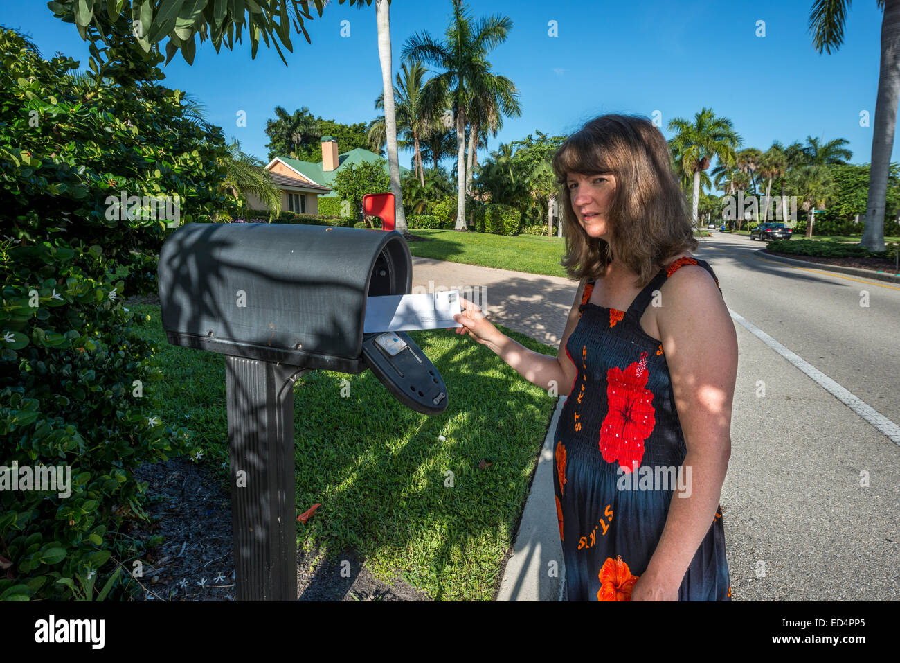 Frau Entsendung Brief im Postfach, Naples, Florida, usa Stockfoto