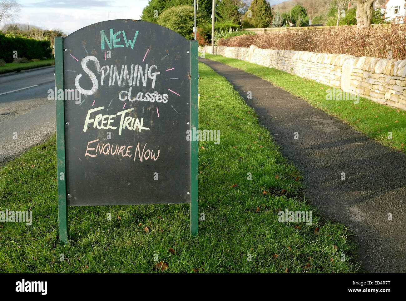 Neue Spinnerei Klasse Schild, mit eine kostenlose Trail-Lektion, siehe auch Datei ED4R7P mit Kontaktinformationen im Ort 28. Dezember 2014 Stockfoto