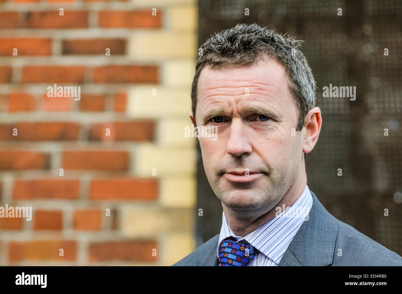 Belfast, Nordirland. 27. Dezember 2014 - hält PSNI Chief Inspector John McVea, eine kurze Pressekonferenz am Tatort eines Mordes. Bildnachweis: Stephen Barnes/Alamy Live-Nachrichten Stockfoto