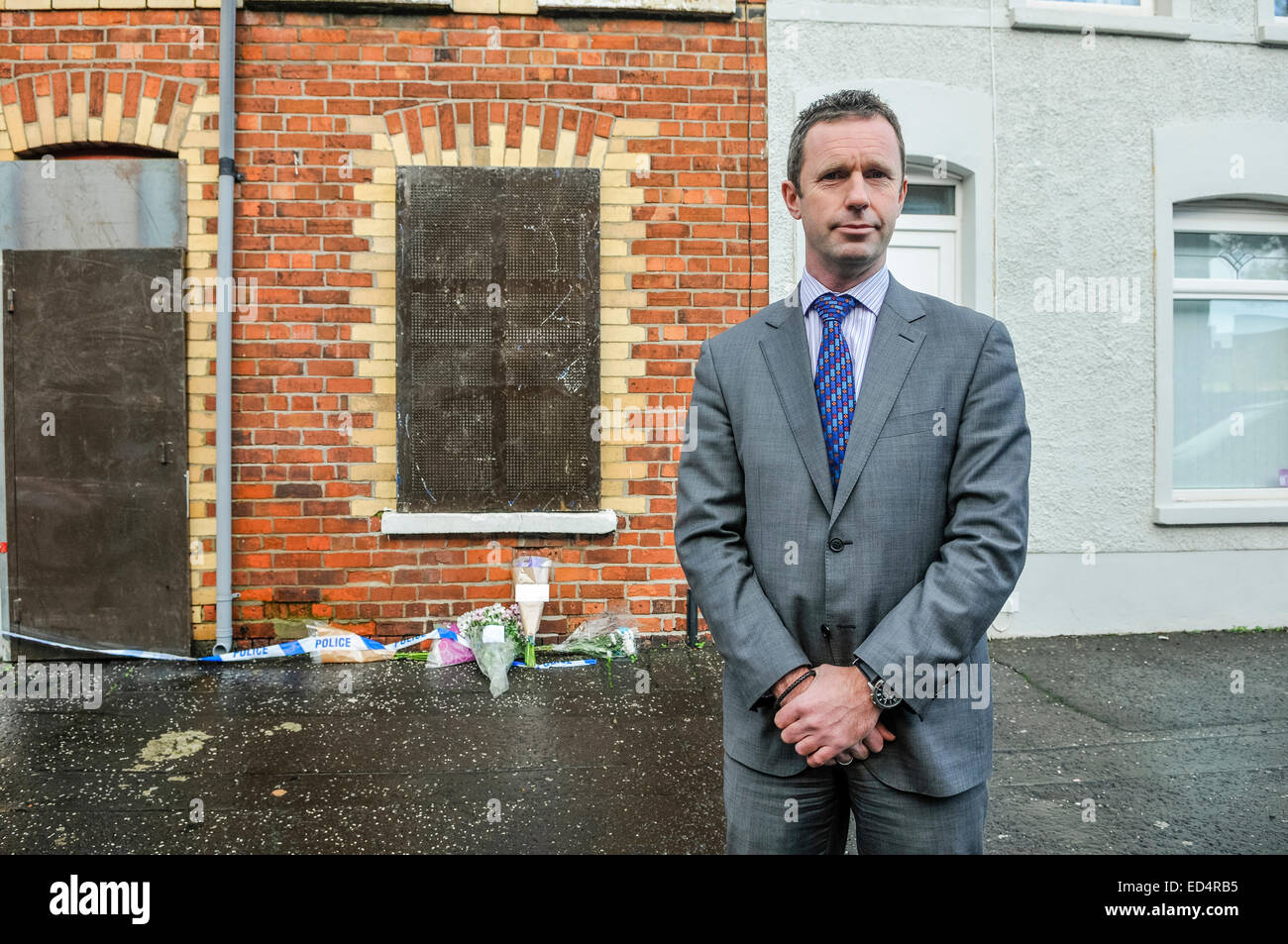 Belfast, Nordirland. 27. Dezember 2014 - hält PSNI Chief Inspector John McVea, eine kurze Pressekonferenz am Tatort eines Mordes. Bildnachweis: Stephen Barnes/Alamy Live-Nachrichten Stockfoto