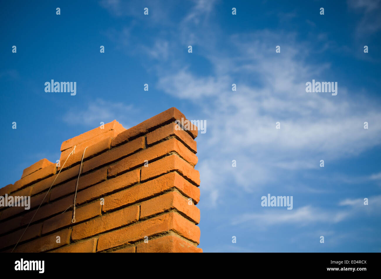 Backstein Wandecke und blauer Himmel. Stockfoto