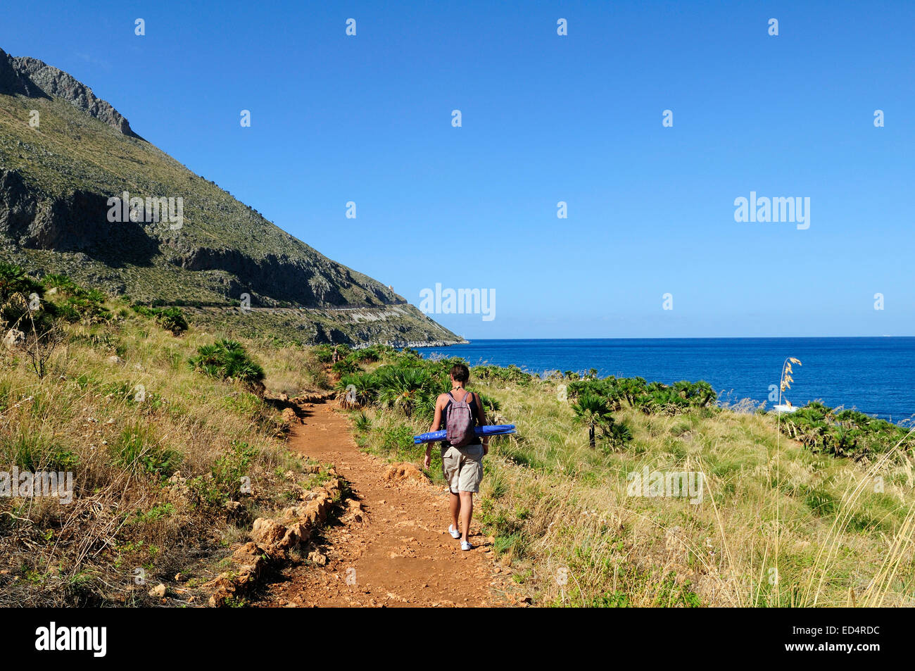 Ein Tourist auf das Pflaster des Zingaro natural Reserve, Sizilien Stockfoto