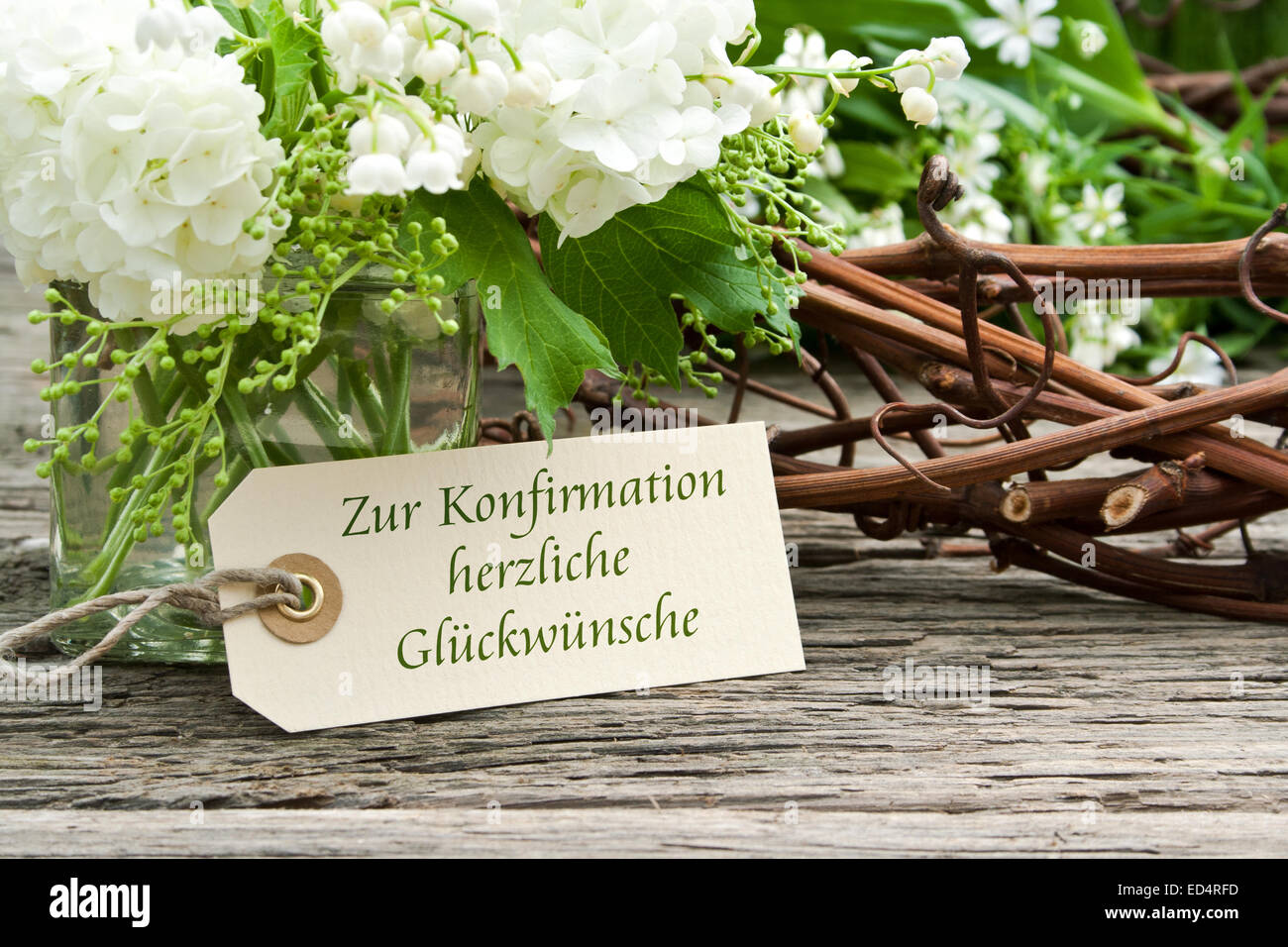 Grußkarte mit Lilien des Tals und deutscher Text: Congratulations on your confirmation Stockfoto