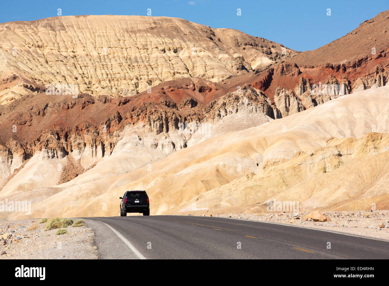 Die Straße durch das Death Valley, die den niedrigsten, heißesten und trockensten Ort in den USA, mit einer durchschnittlichen jährlichen Niederschlagsmenge von etwa 2 Zoll einige Jahre ist, die es nicht überhaupt keinen Regen erhält. Stockfoto