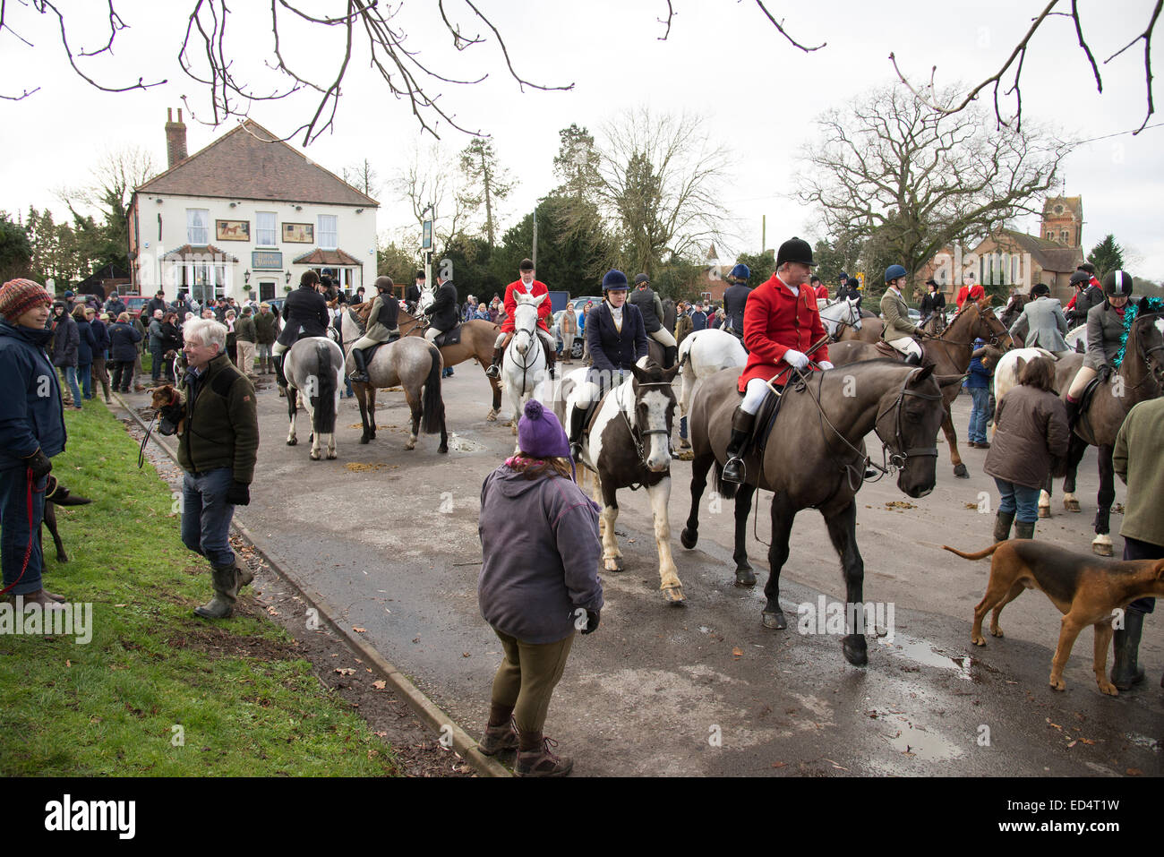 Mortimer, Großbritannien. 27. Dezember 2014. Kimblewick Hunt treffen auf Mortimer in der Nähe von Reading England UK heute früh Samstag, 27. Dezember 2014 Credit: Peter Titmuss/Alamy Live News Stockfoto