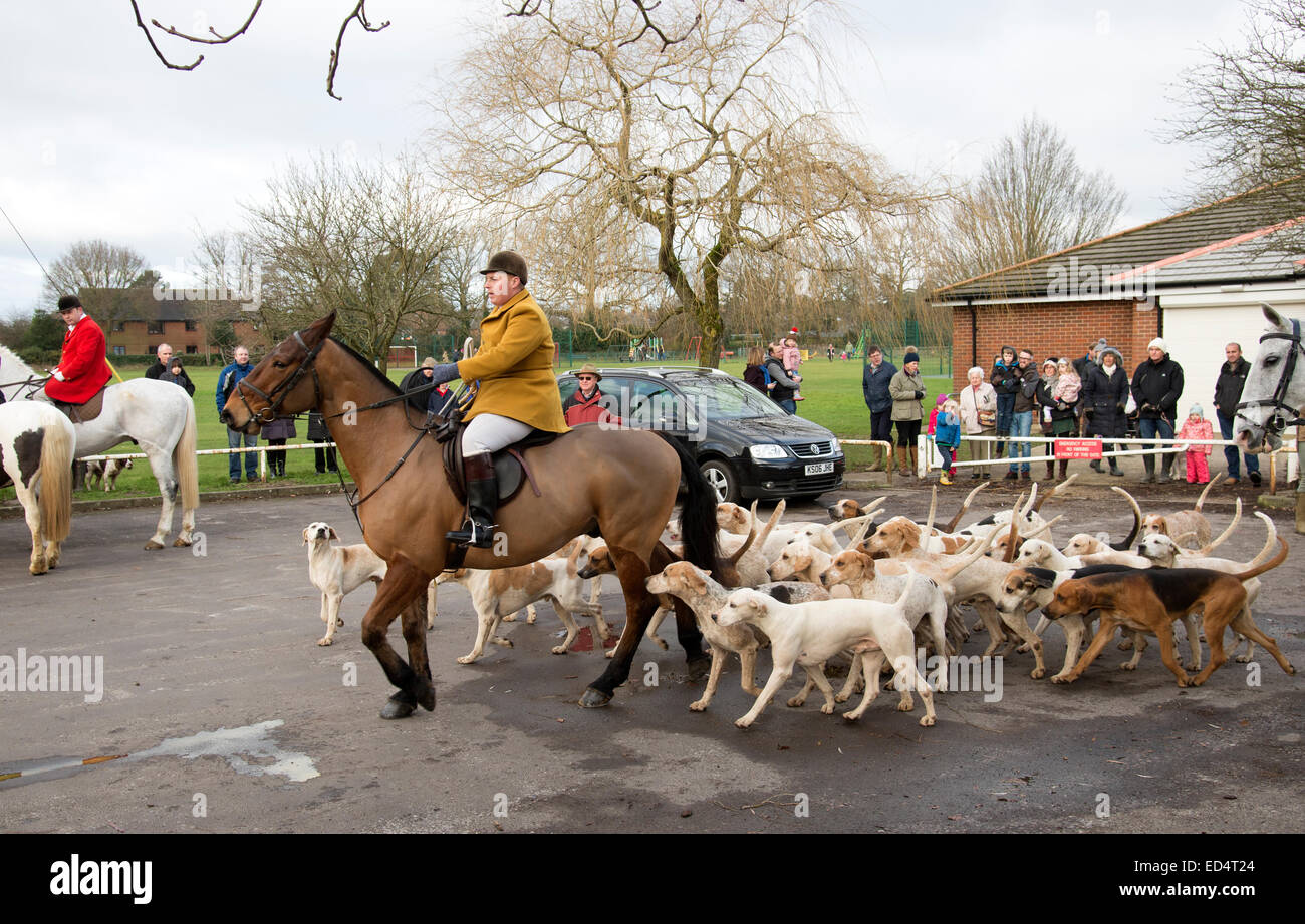 Kimblewick Hunt treffen auf Mortimer in der Nähe von Reading England Samstag, 27. Dezember 2014 Whipper mit den Hunden Credit: Peter Titmuss/Alamy Live News Stockfoto