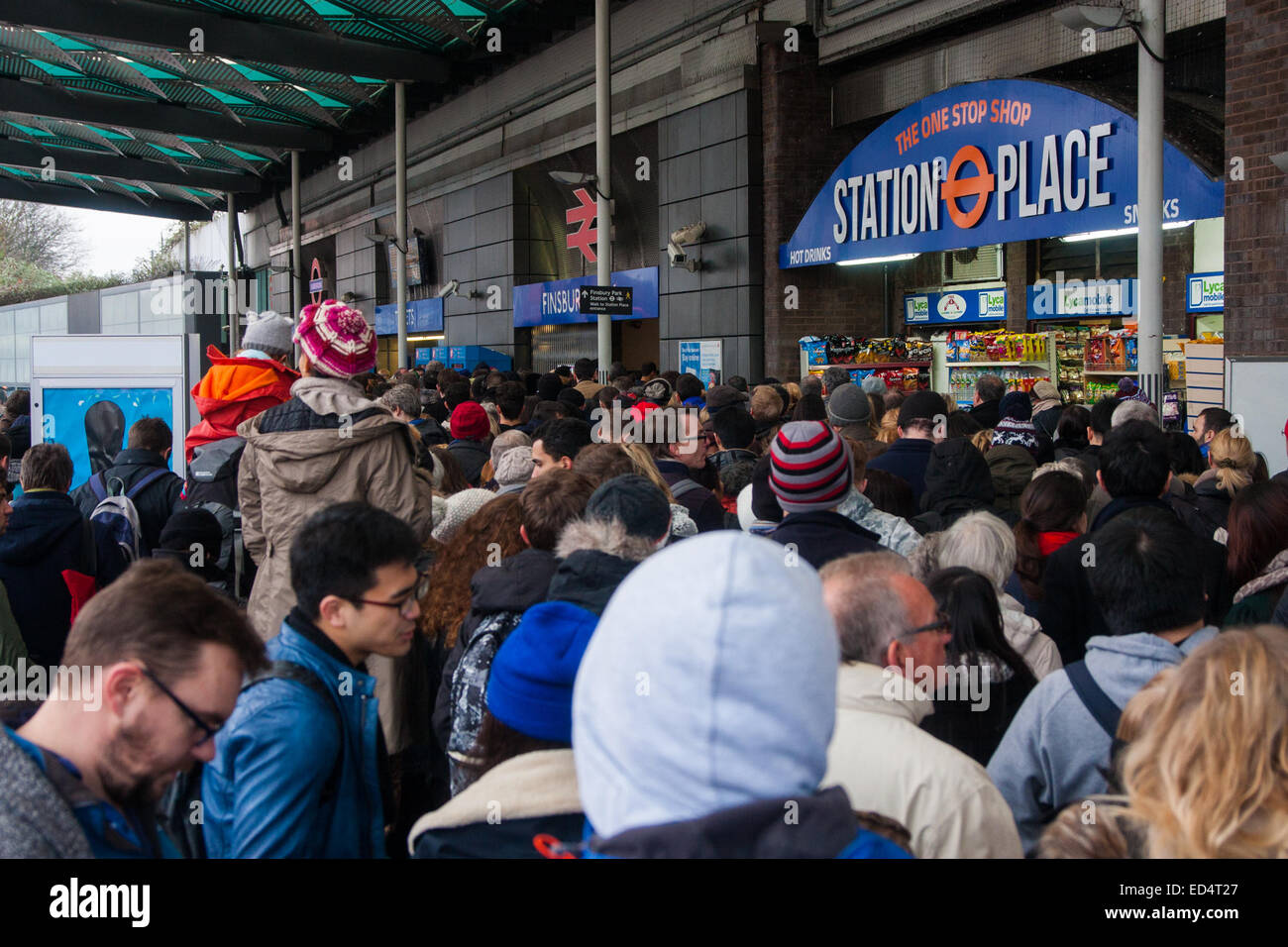 Finnsbury Park, London, 27. Dezember 2014. Alle Züge ein-und Kings Cross, einer der verkehrsreichsten Bahnhöfe in London, wurden dank Technikarbeit auf der East Coast mainline überrennen abgesagt. Eine begrenzte Sevice führt vom Finnsbury Park entfernt, die stark verstopft werden, mit British Transport Police gerufen, um die Kontrolle der Massen zu unterstützen. Bild: Hunderttausende Reisende warten vor dem Eingang zum Finnsbury Park Station als Mitarbeiter versuchen, die Gongestion innerhalb zu kontrollieren. Bildnachweis: Paul Davey/Alamy Live-Nachrichten Stockfoto