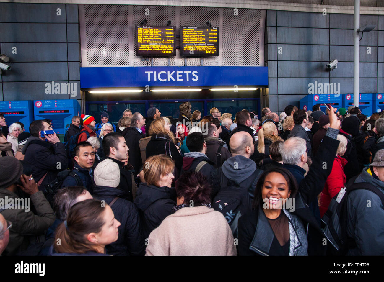 Finnsbury Park, London, 27. Dezember 2014. Alle Züge ein-und Kings Cross, einer der verkehrsreichsten Bahnhöfe in London, wurden dank Technikarbeit auf der East Coast mainline überrennen abgesagt. Eine begrenzte Sevice führt vom Finnsbury Park entfernt, die stark verstopft werden, mit British Transport Police gerufen, um die Kontrolle der Massen zu unterstützen. Bild: Reisende drängen den Vorplatz der Finnsbury Park Station warten ihrerseits auf die überlastete Station eingeben. Bildnachweis: Paul Davey/Alamy Live-Nachrichten Stockfoto