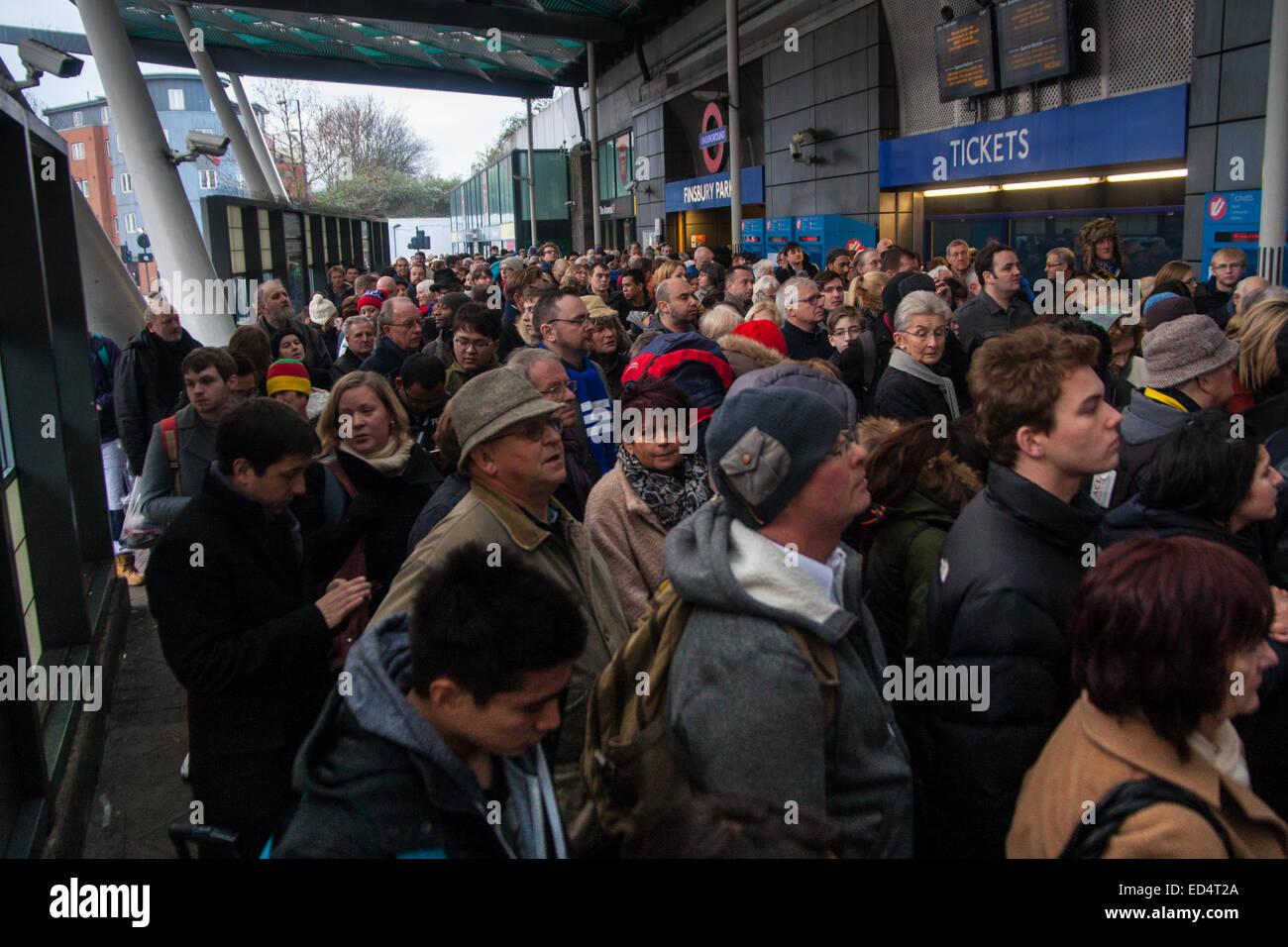 Finnsbury Park, London, 27. Dezember 2014. Alle Züge ein-und Kings Cross, einer der verkehrsreichsten Bahnhöfe in London, wurden dank Technikarbeit auf der East Coast mainline überrennen abgesagt. Eine begrenzte Sevice führt vom Finnsbury Park entfernt, die stark verstopft werden, mit British Transport Police gerufen, um die Kontrolle der Massen zu unterstützen. Bild: Hunderte Passagiere warten gespannt außerhalb Finnsbury Park Station Personal Zulassung zur Vermeidung von Überfüllung auf den Plattformen einschränken. Bildnachweis: Paul Davey/Alamy Live-Nachrichten Stockfoto