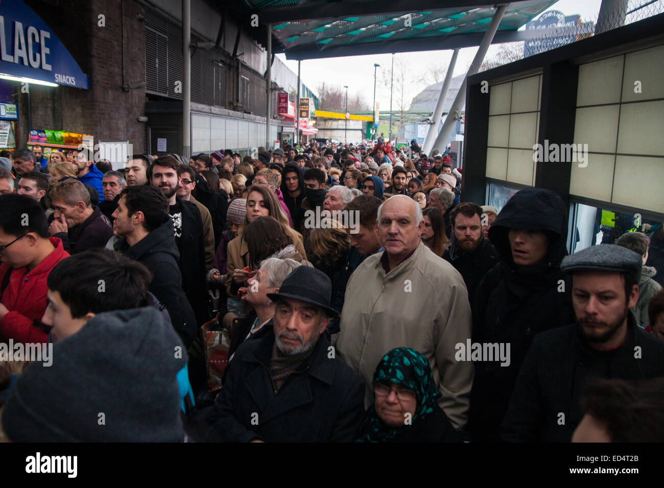 Finnsbury Park, London, 27. Dezember 2014. Alle Züge ein-und Kings Cross, einer der verkehrsreichsten Bahnhöfe in London, wurden dank Technikarbeit auf der East Coast mainline überrennen abgesagt. Eine begrenzte Sevice führt vom Finnsbury Park entfernt, die stark verstopft werden, mit British Transport Police gerufen, um die Kontrolle der Massen zu unterstützen. Bild: Hunderte Passagiere warten gespannt außerhalb Finnsbury Park Station Personal Zulassung zur Vermeidung von Überfüllung auf den Plattformen einschränken. Bildnachweis: Paul Davey/Alamy Live-Nachrichten Stockfoto