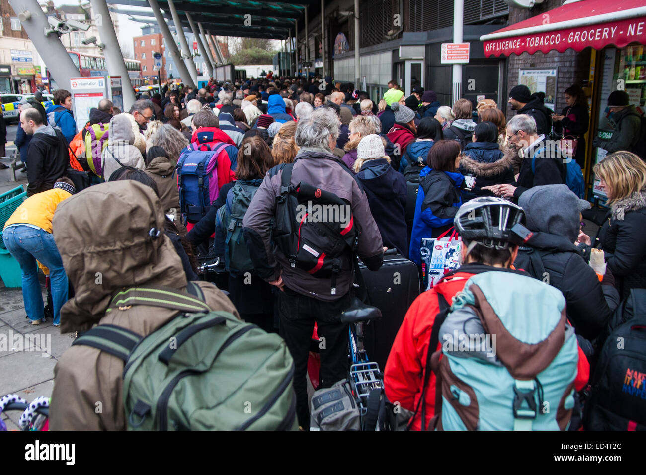 Finnsbury Park, London, 27. Dezember 2014. Alle Züge ein-und Kings Cross, einer der verkehrsreichsten Bahnhöfe in London, wurden dank Technikarbeit auf der East Coast mainline überrennen abgesagt. Eine begrenzte Sevice führt vom Finnsbury Park entfernt, die stark verstopft werden, mit British Transport Police gerufen, um die Kontrolle der Massen zu unterstützen. Bild: Lange Quesues führen zu einem überfüllten Vorhof außerhalb Finnsbury Park Station. Bildnachweis: Paul Davey/Alamy Live-Nachrichten Stockfoto