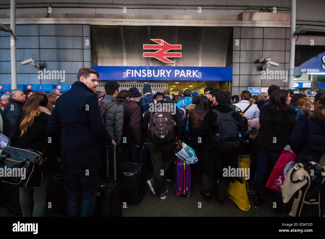 Finnsbury Park, London, 27. Dezember 2014. Alle Züge ein-und Kings Cross, einer der verkehrsreichsten Bahnhöfe in London, wurden dank Technikarbeit auf der East Coast mainline überrennen abgesagt. Eine begrenzte Sevice führt vom Finnsbury Park entfernt, die stark verstopft werden, mit British Transport Police gerufen, um die Kontrolle der Massen zu unterstützen. Bild: Fast Thgere! begrenzte Anzahl von Passagieren sind Finnsbury Park Station zugelassen als Mitarbeiter versuchen, die Überfüllung der Plattformen zu kontrollieren. Bildnachweis: Paul Davey/Alamy Live-Nachrichten Stockfoto