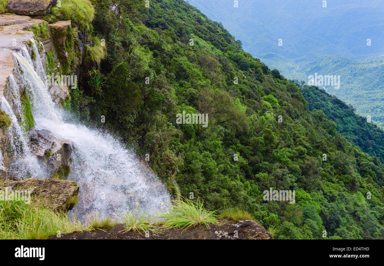 Die sieben Schwestern Wasserfälle sprudeln über die Khasi Hügel in Richtung Tiefe bewaldete Täler während des Monsuns, Cherrapunji, Indien. Stockfoto