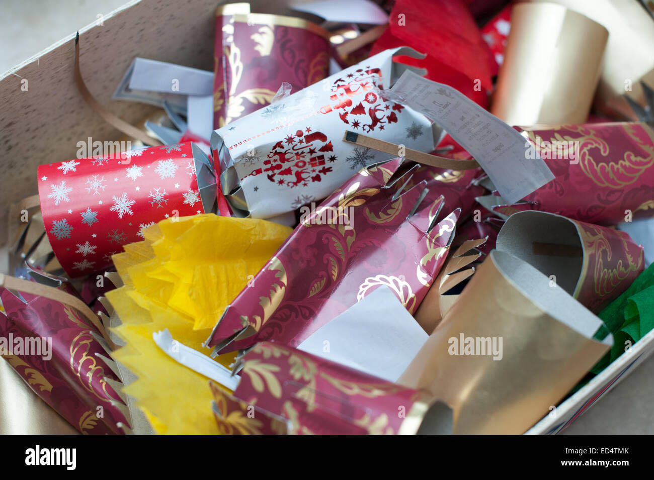 Kiste voller zog Christmas Cracker und Papierhüte ins recycling nach dem saisonalen Festivitäten gehen Stockfoto