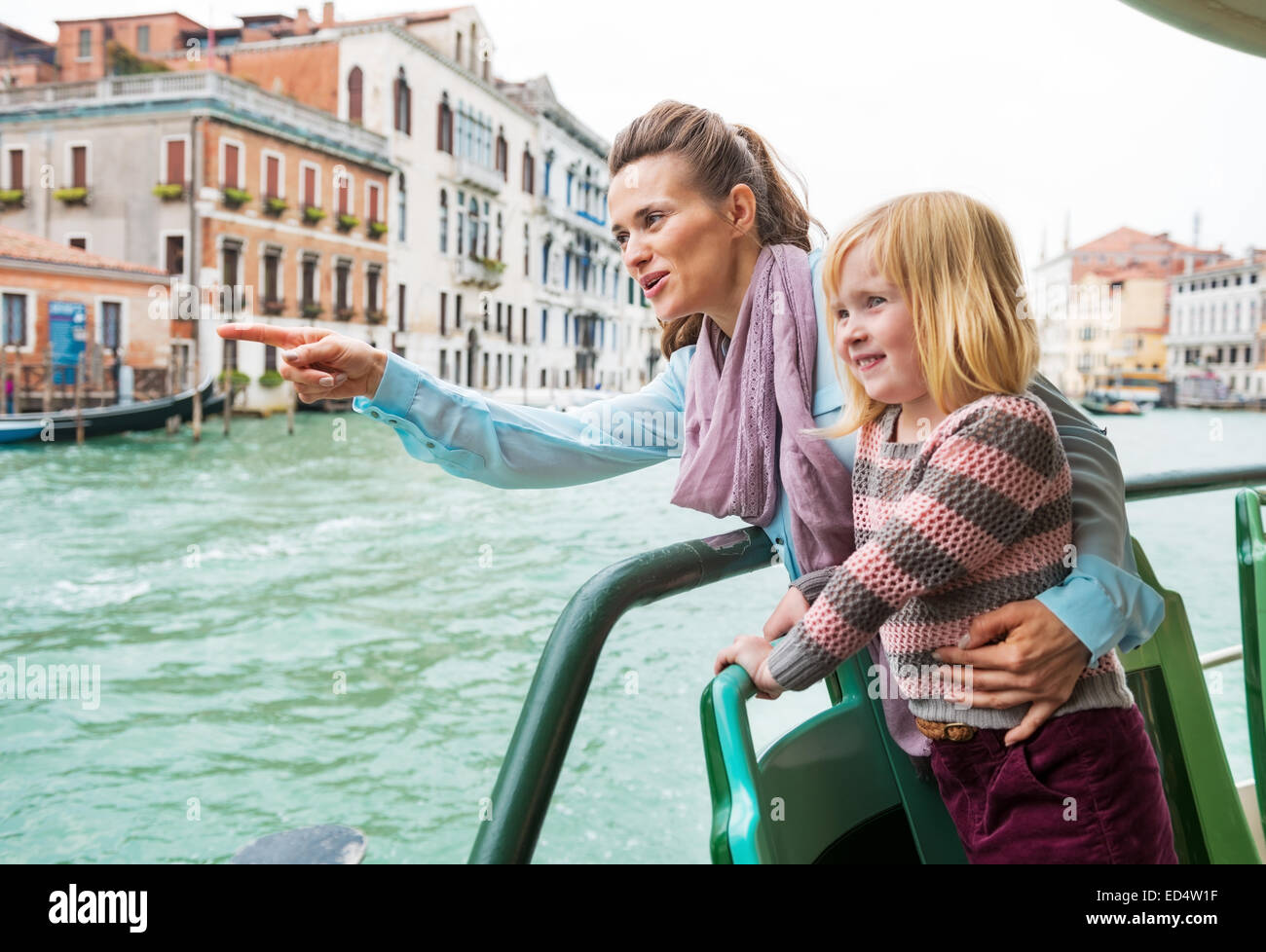 Baby Mädchen und Mutter deutete beim Reisen mit dem Vaporetto in Venedig, Italien Stockfoto