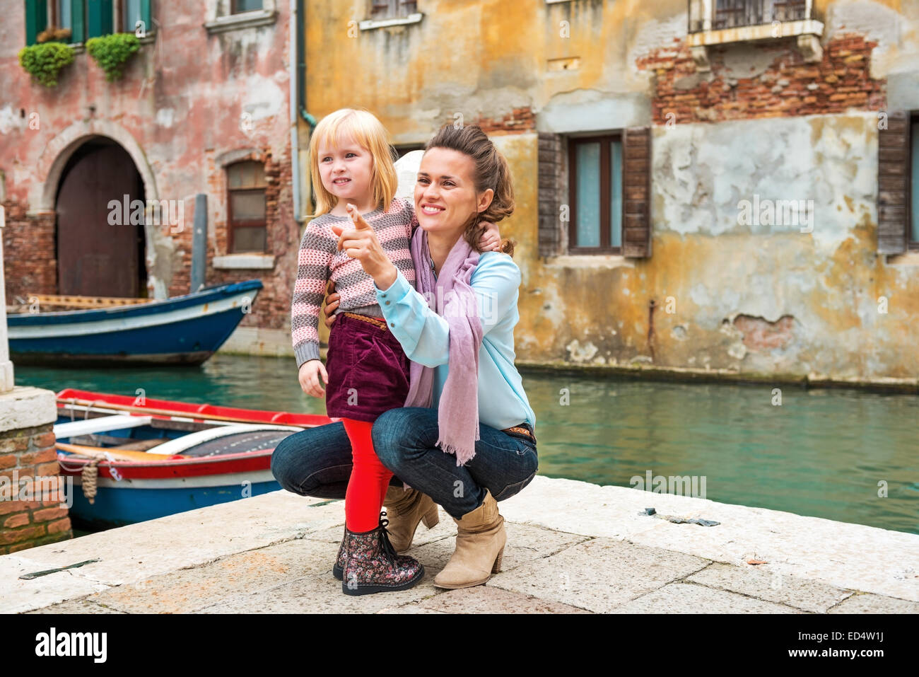 Baby Mädchen und Mutter deutete auf textfreiraum in Venedig, Italien Stockfoto