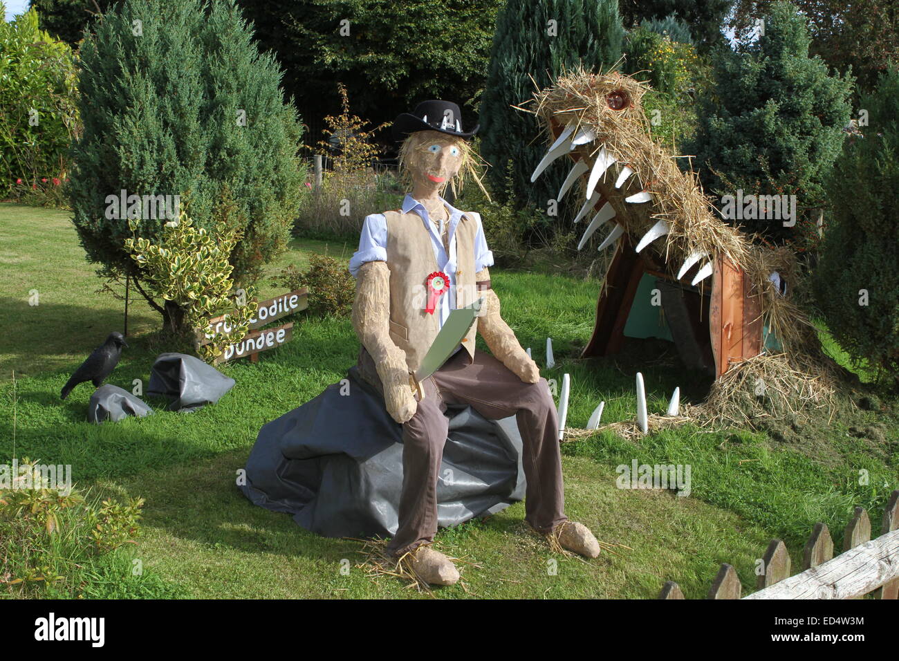 Crocodile Dundee Vogelscheuche auf dem 17. jährliche Belbroughton Scarecrow Festival. 2014-Thema war Filmhelden & Schurken Stockfoto