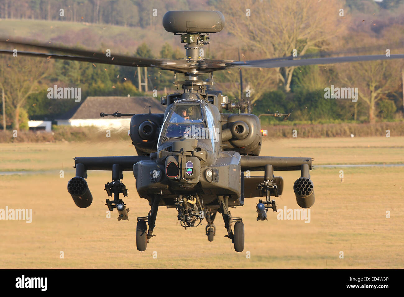 Bedrohlicher Kopf auf Sicht des British Army Air Corps AAC Agusta Westland Ah-64D Apache-Angriffshubschrauber im Schwebeflug mit Gewehr, Sensoren und Waffenschienen Stockfoto