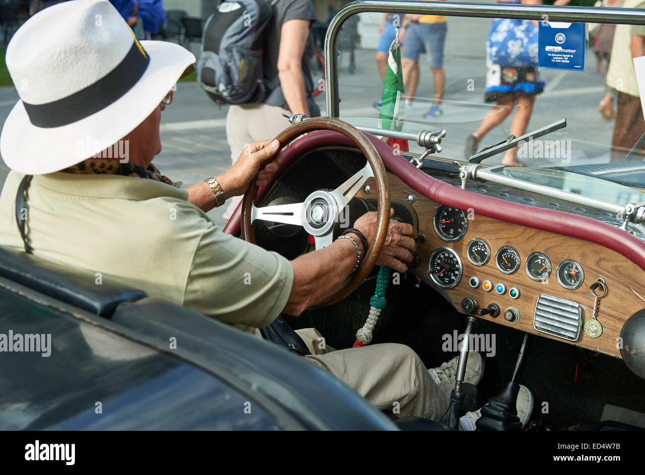 ein Mann einen weißen Hut in ein altes Auto fahren Stockfoto