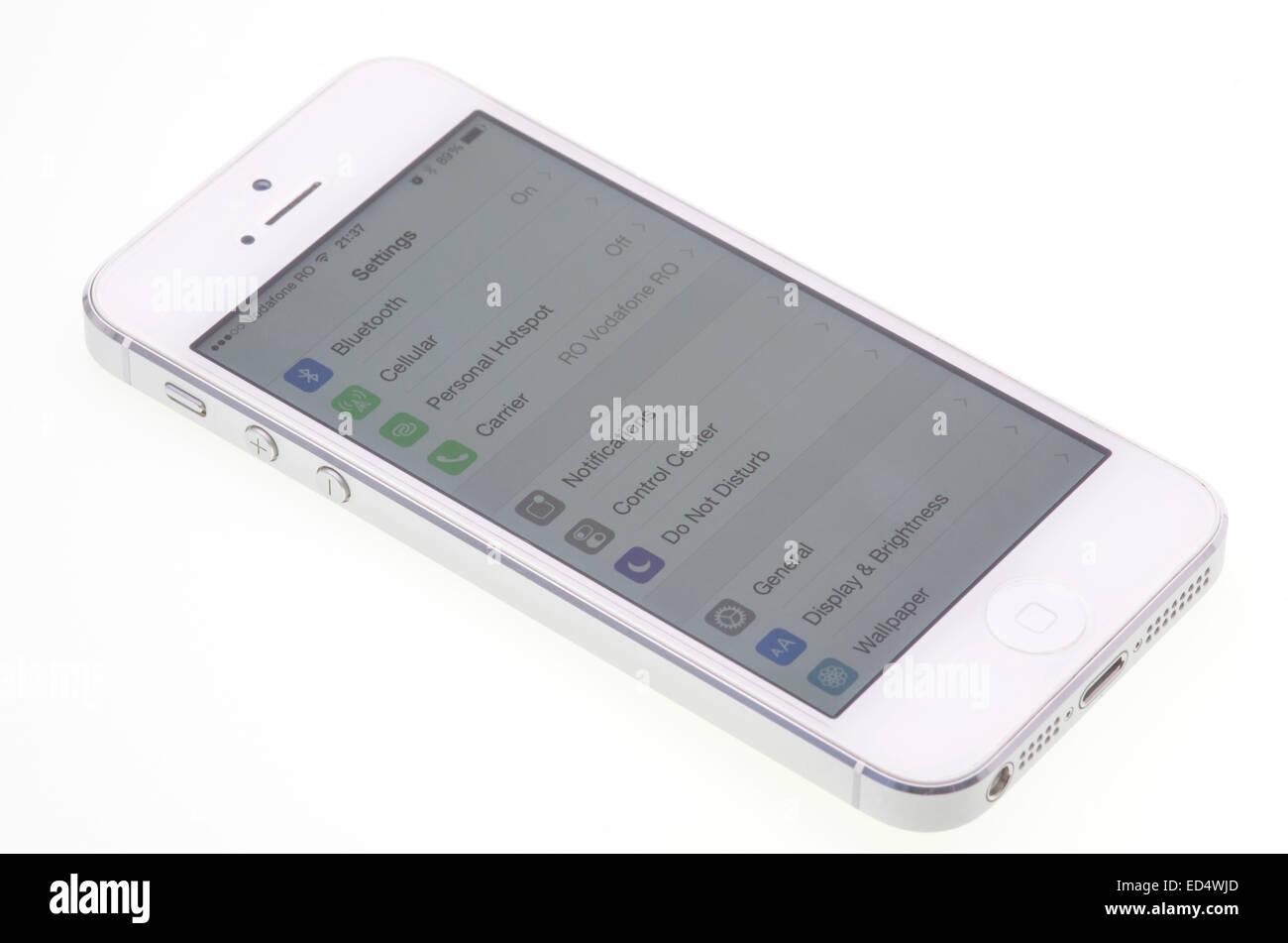 Apple iPhone 5, weißes Modell mit Bildschirm "Einstellungen" Stockfoto
