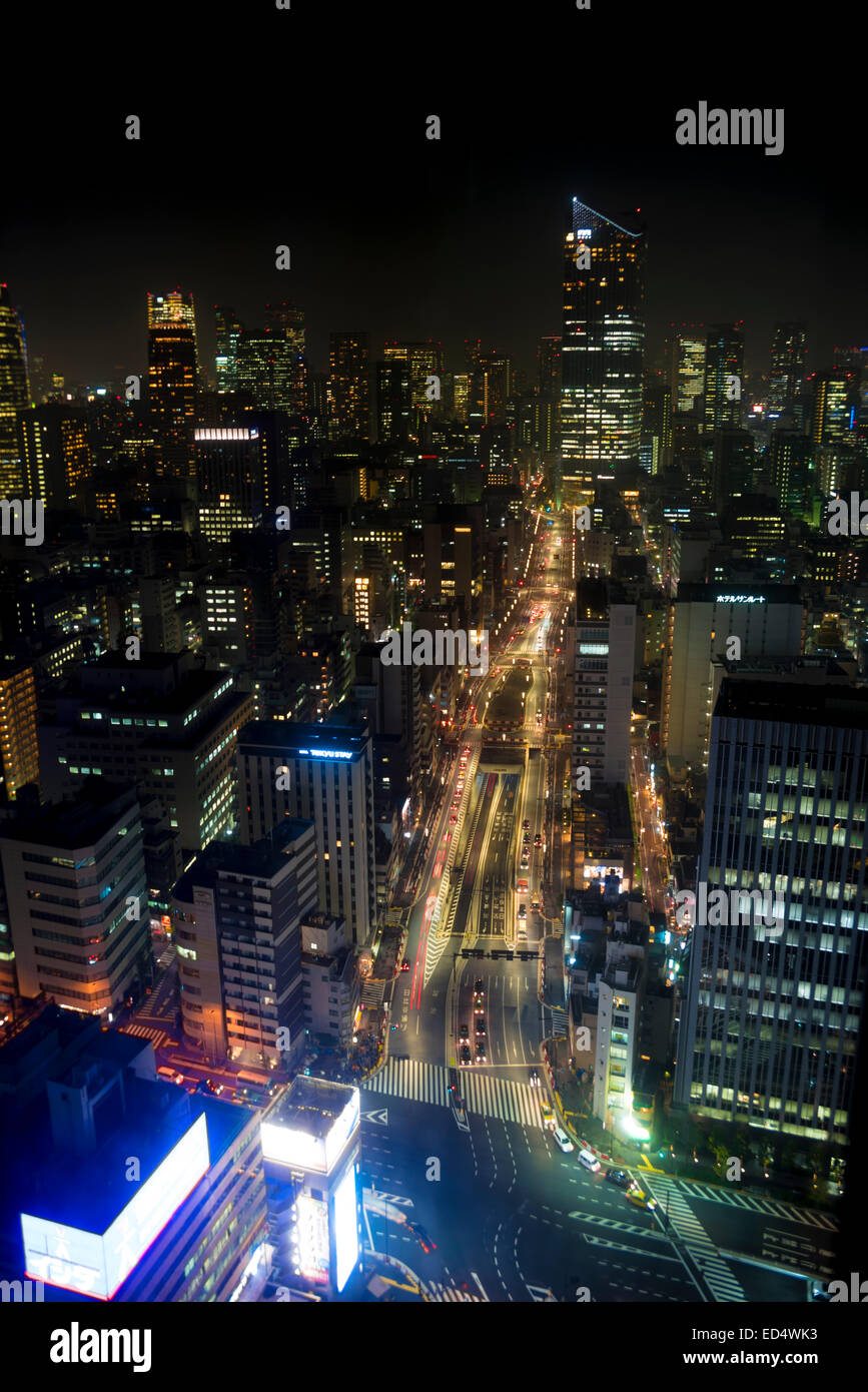 Nachtaufnahme einer Hauptstraße in Shiodome Viertel und Shimbashi Station, Tokio, Japan. Stockfoto