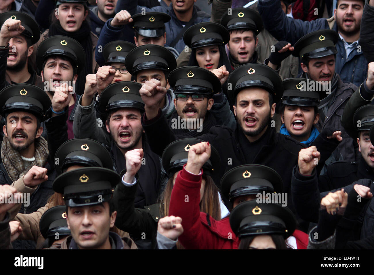 Ankara, Türkei. 27. Dezember 2014. 27. Dezember 2014 - gingen Demonstranten auf die Straße in Ankara zu erinnern, den Jahrestag der Kubilay von pro-Scharia Aufständischer getötet. Eine türkische Lehrerin Kubilay war während seiner Wehrpflicht im Jahr 1930 durch pro-Scharia Randalierer am getötet worden. © Tumay Berkin/ZUMA Wire/ZUMAPRESS.com/Alamy Live-Nachrichten Stockfoto